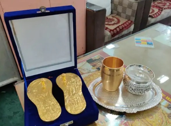 The Weekend Leader - Trader donates gold 'paduka', glass at Rajasthan temple