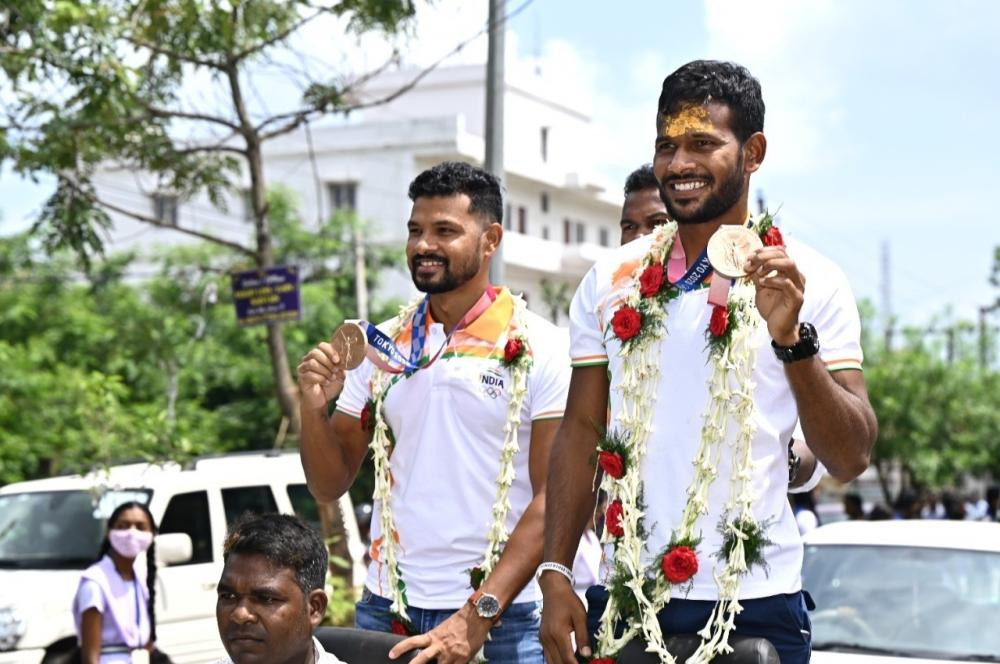 The Weekend Leader - Rousing welcome greets Odisha hockey stars in home district