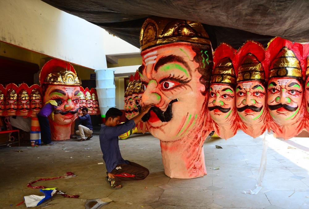 The Weekend Leader - ﻿Artisans stare at penury as no buyers for Ravana effigies