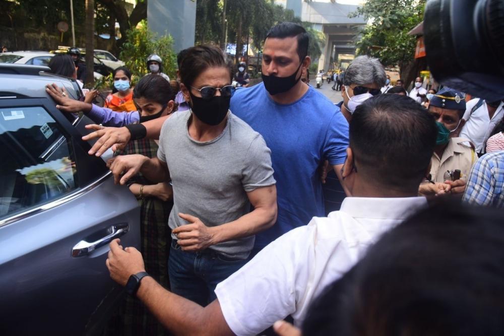 The Weekend Leader - Ahead of HC bail plea, SRK meets Aryan in Arthur Road Jail