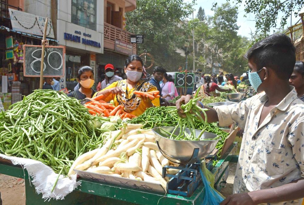 The Weekend Leader - Incessant rains increase vegetable rates in K'taka