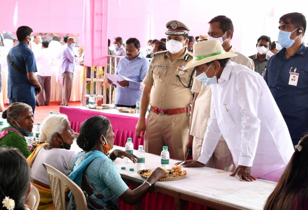 The Weekend Leader - Telangana CM lunches with residents of adopted village