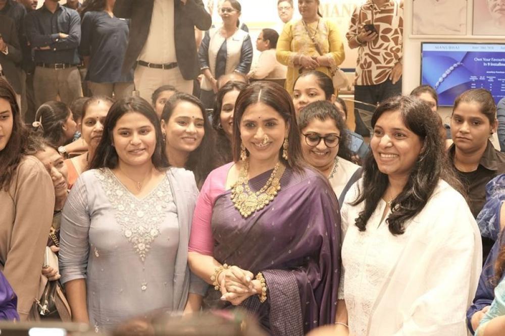 The Weekend Leader - Sonali Kulkarni and Yogita Chauhan Launch Utsavi Collection by Manubhai Jewellers