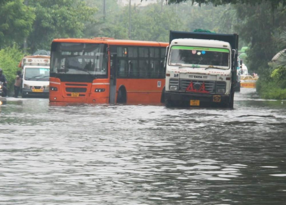 The Weekend Leader - Heavy rainfall leads to waterlogging, traffic jams in Delhi