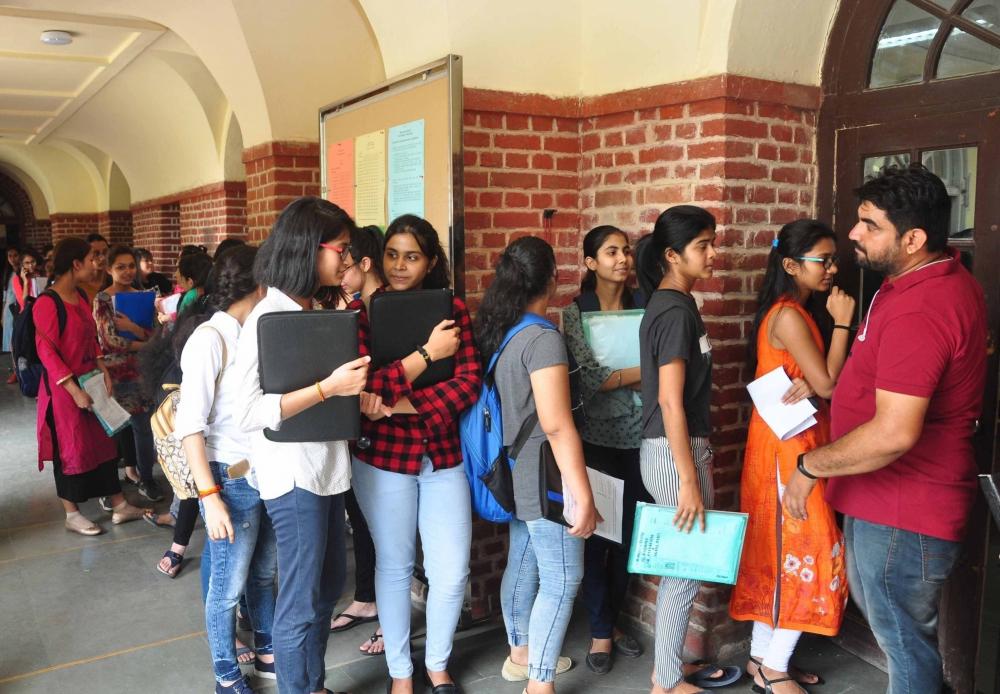 The Weekend Leader - 1.8 lakh students apply for 20,000 PG seats in DU