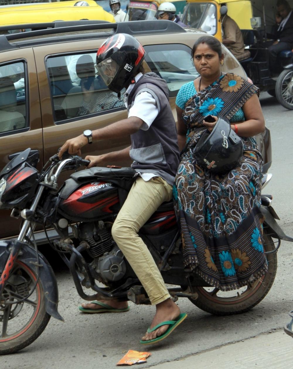 The Weekend Leader - Delhi startup develops anti-pollution helmet for bikers