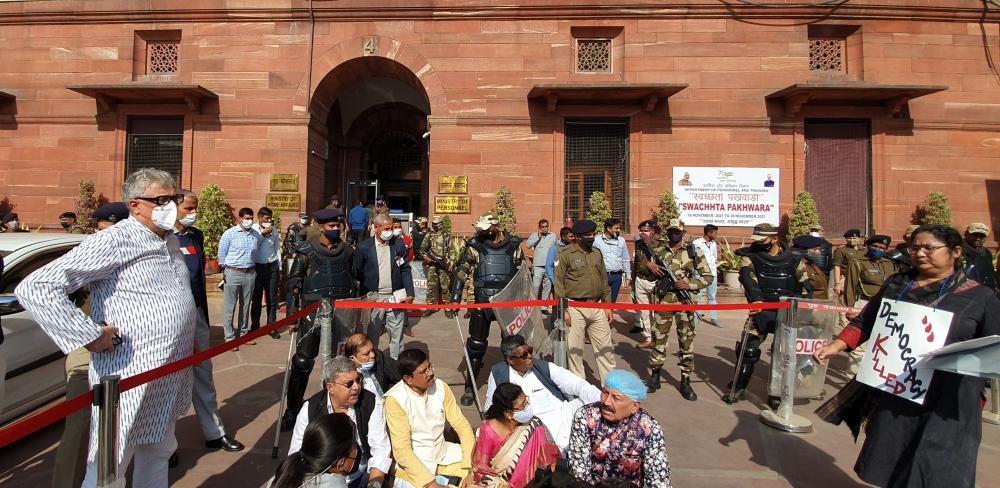 The Weekend Leader - TMC stages demonstration outside MHA to protest Saayoni Ghosh's arrest