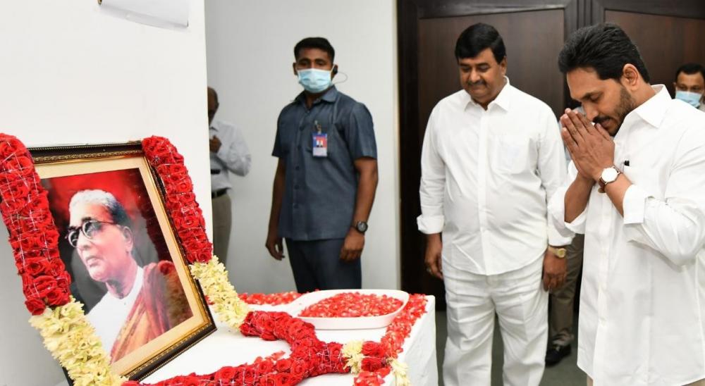 The Weekend Leader - Jagan pays tributes to first Andhra CM Tanguturi Prakasam Pantulu