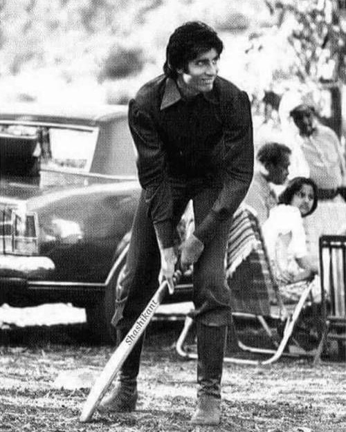 The Weekend Leader - Big B shares throwback cricket pic from 'Mr. Natwarlal' shoot