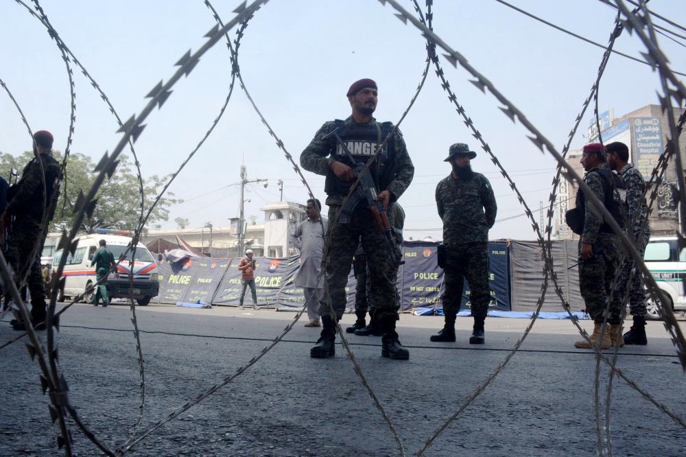 The Weekend Leader - 3 policemen killed in clashes with TLP workers in Lahore