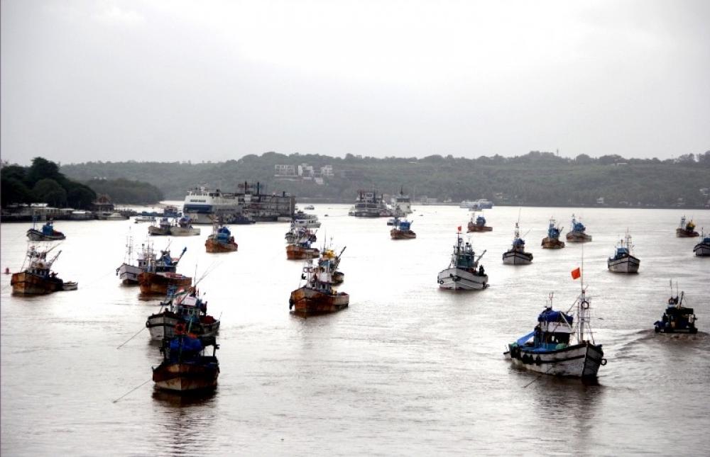 The Weekend Leader - Sri Lankan Navy Arrests 12 TN Fishermen, Impounds Trawler Near Dhanushkodi