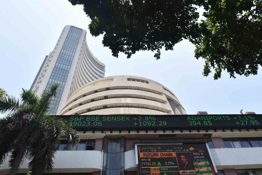 The Weekend Leader - Sensex drops 871 points, banking stocks slump