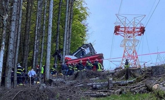 The Weekend Leader - ﻿13 killed in Italy cable car crash