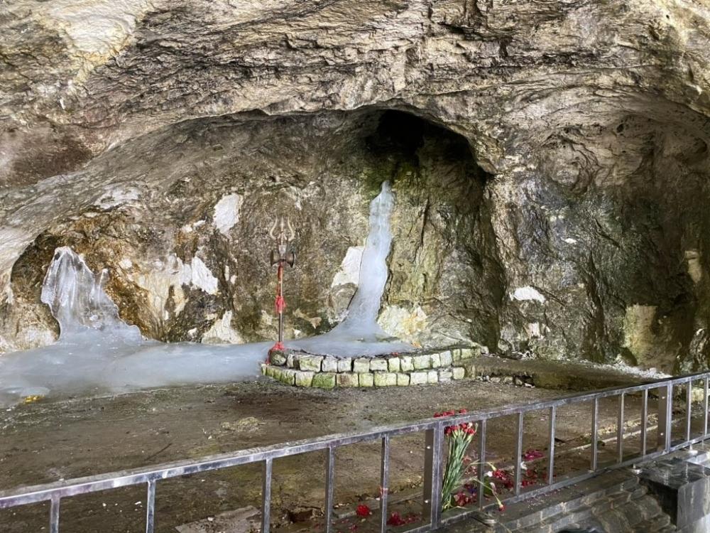 The Weekend Leader - Amarnath shrine board organises 'Pratham Pooja' at holy cave