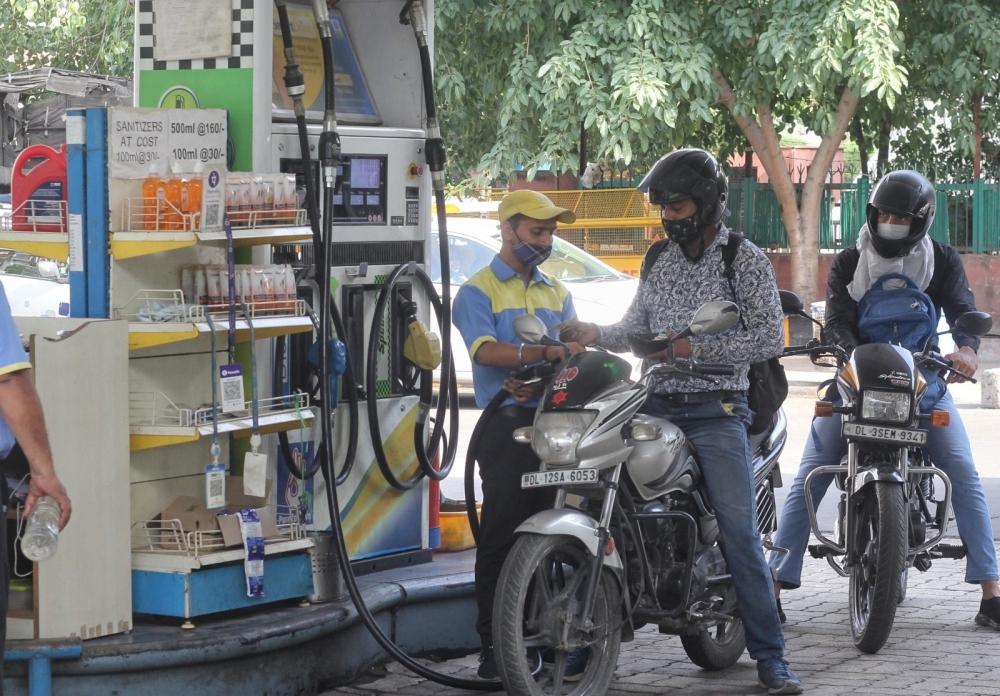 The Weekend Leader - Petrol, diesel prices cut again as global oil rates soften