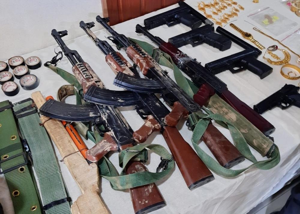 The Weekend Leader - 10 thieves with fake AK rifles, pistols held in J&K