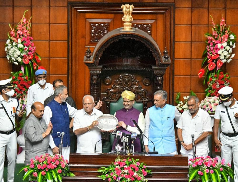 The Weekend Leader - Lok Sabha Speaker Om Birla honours Yediyurappa with best legislator award