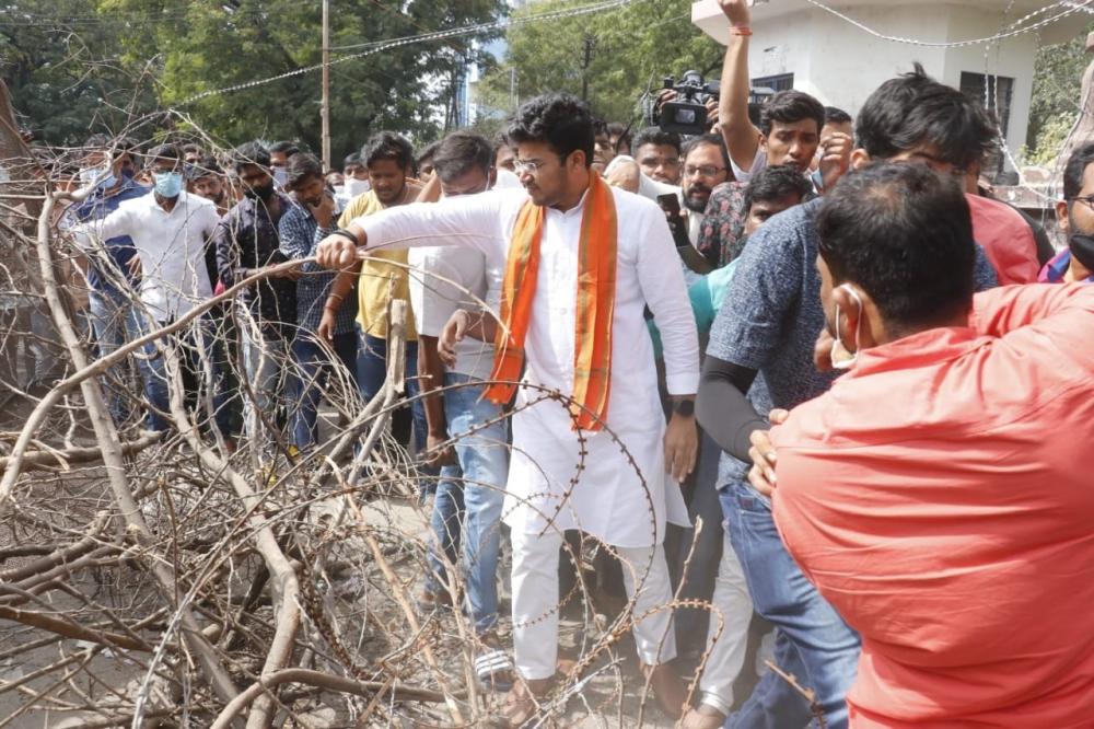 The Weekend Leader - Tejasvi Surya removes police barricades to enter Osmania Univ