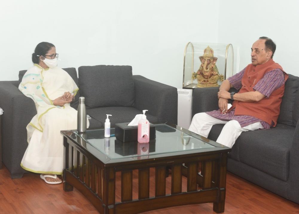 The Weekend Leader - Subramanian Swamy meets Mamata Banerjee, rubbishes rumours of joining TMC