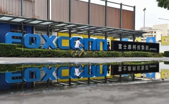 The Weekend Leader - Foxconn offers $1,400 to each new hire to leave China iPhone factory