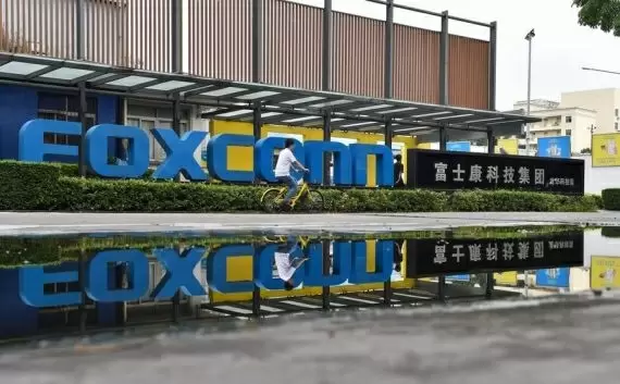 Foxconn offers $1,400 to each new hire to leave China iPhone factory
