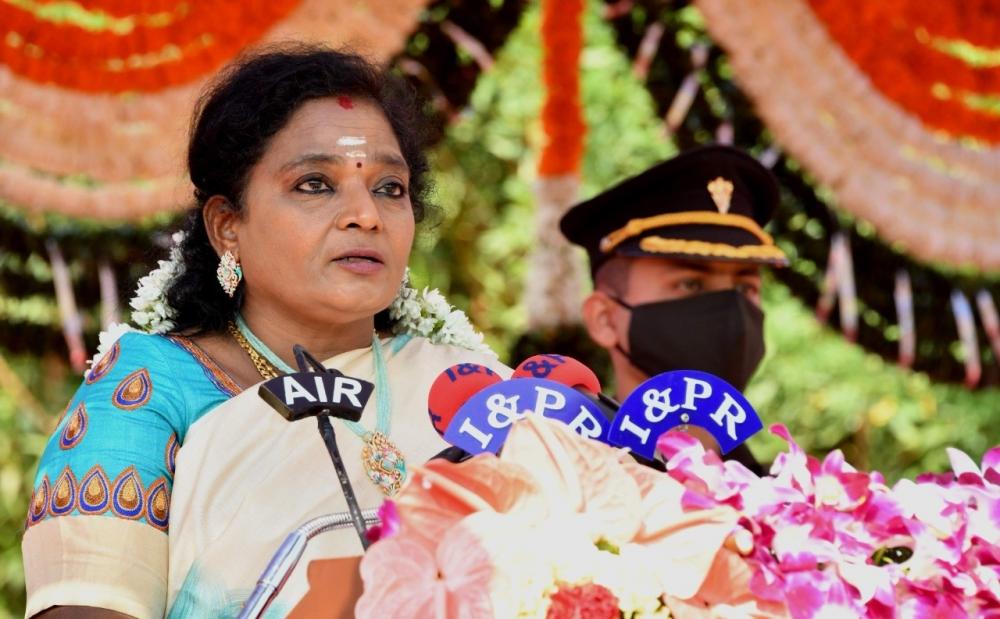 The Weekend Leader - Telangana Congress leaders meet Governor, seek justice in custodial death