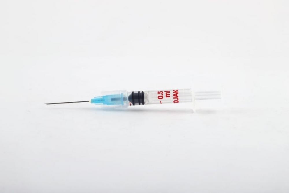 The Weekend Leader - Nurse injects empty syringe into youth in Bihar's Chapra