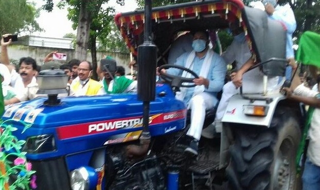 Tejashwi leads tractors' procession in Patna against farm Bills