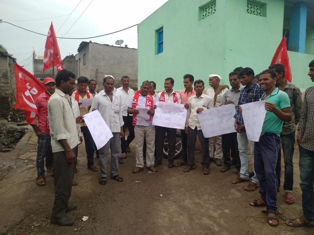 The Weekend Leader - ﻿Thousands of farmers protest in Maharashtra