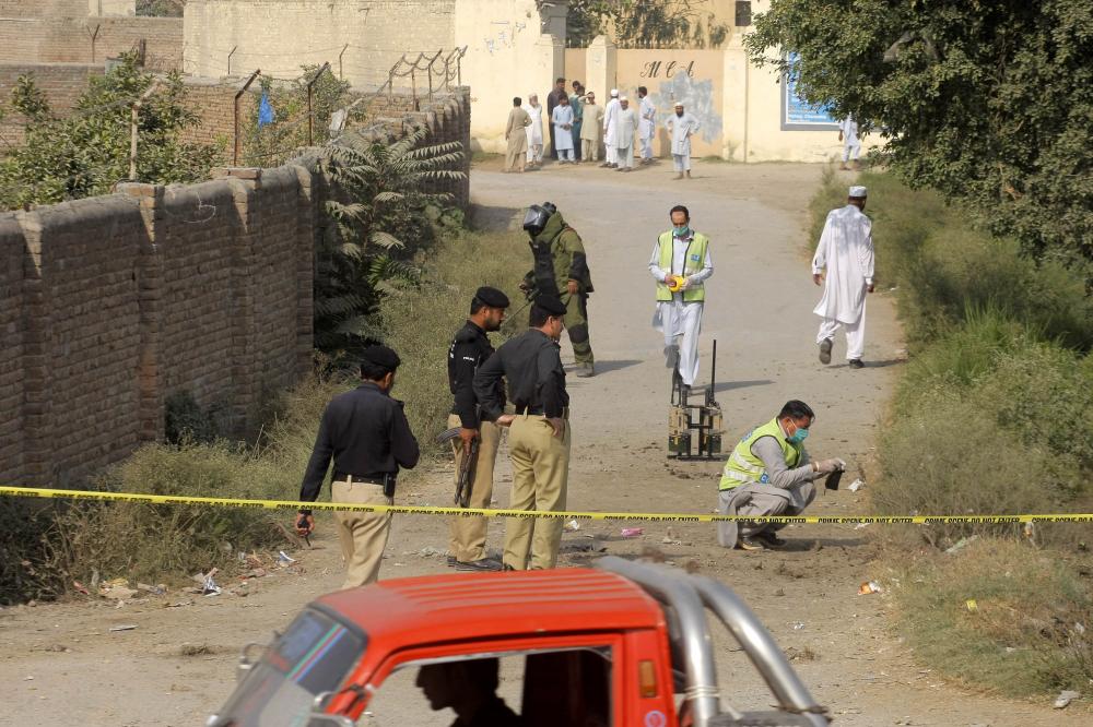 The Weekend Leader - Pak policeman on polio vaccination duty killed in firing