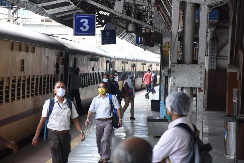 The Weekend Leader - Mumbai's local train services at 100% from Oct 28
