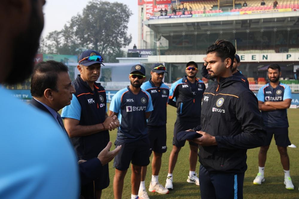 The Weekend Leader - IND vs NZ: Iyer kisses maiden Test cap after receiving it from Gavaskar