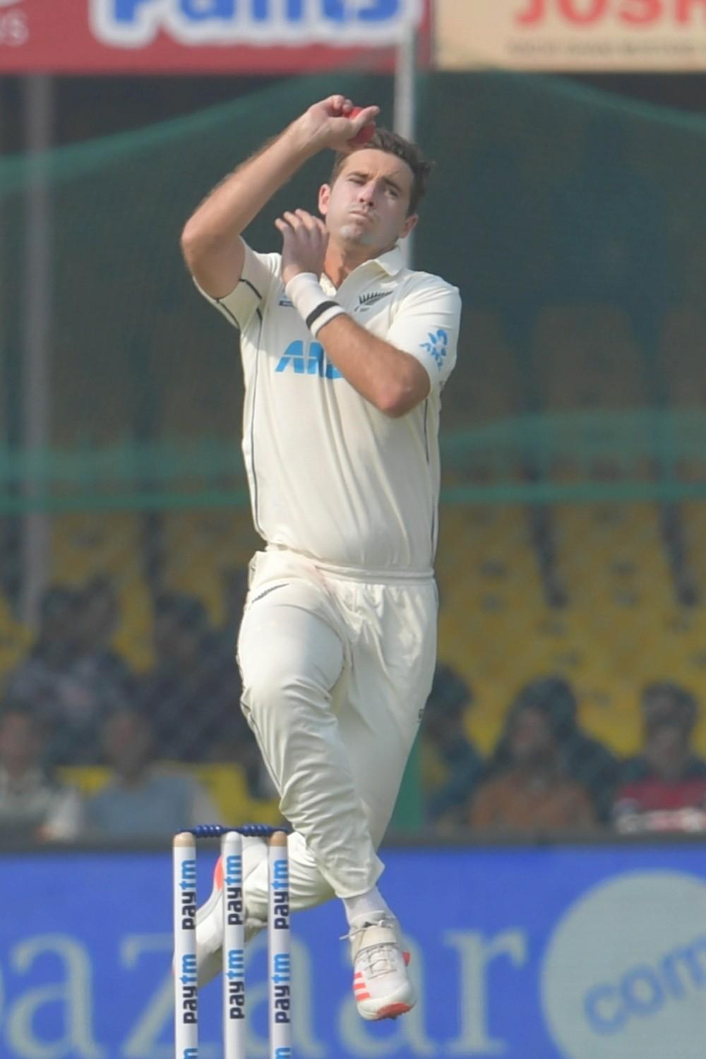 The Weekend Leader - IND v NZ: Southee takes the field in third session of first Test after groin treatment