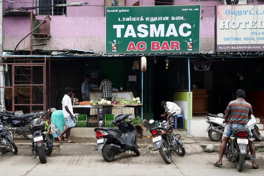 The Weekend Leader - TASMAC liquor sales touched Rs 252 cr ahead of Sunday lockdown