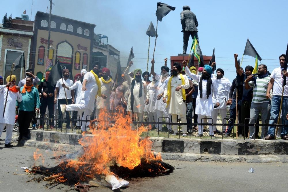 The Weekend Leader - Farmers protesting farm laws in Punjab, Haryana observe 'Black Day'
