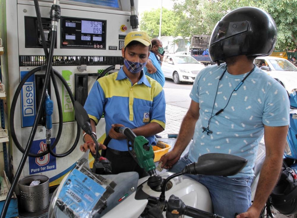 The Weekend Leader - Petrol, diesel prices remain static for 2nd day