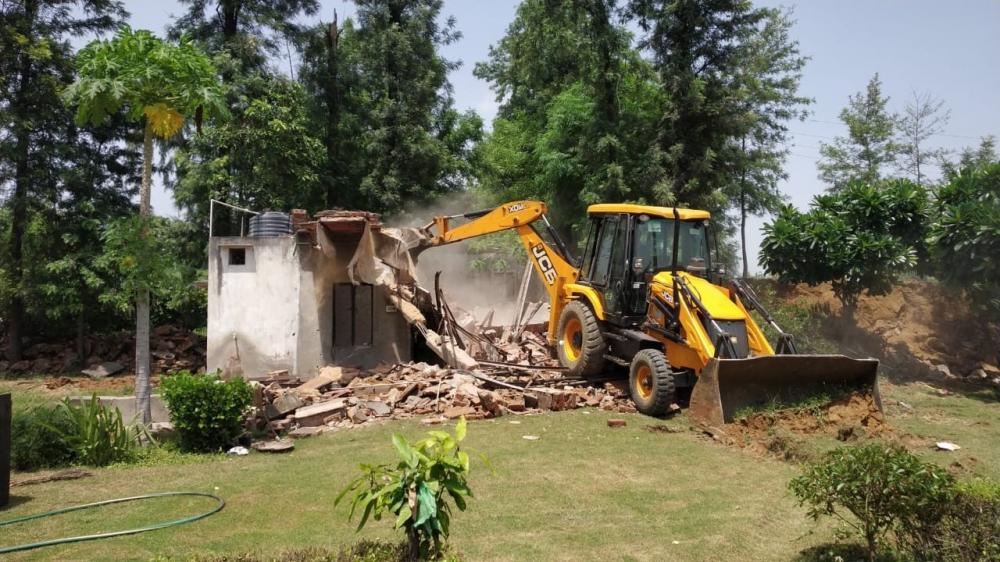 The Weekend Leader - Forest dept, MCG raze 9 illegal farmhouses, structures in Gurugram