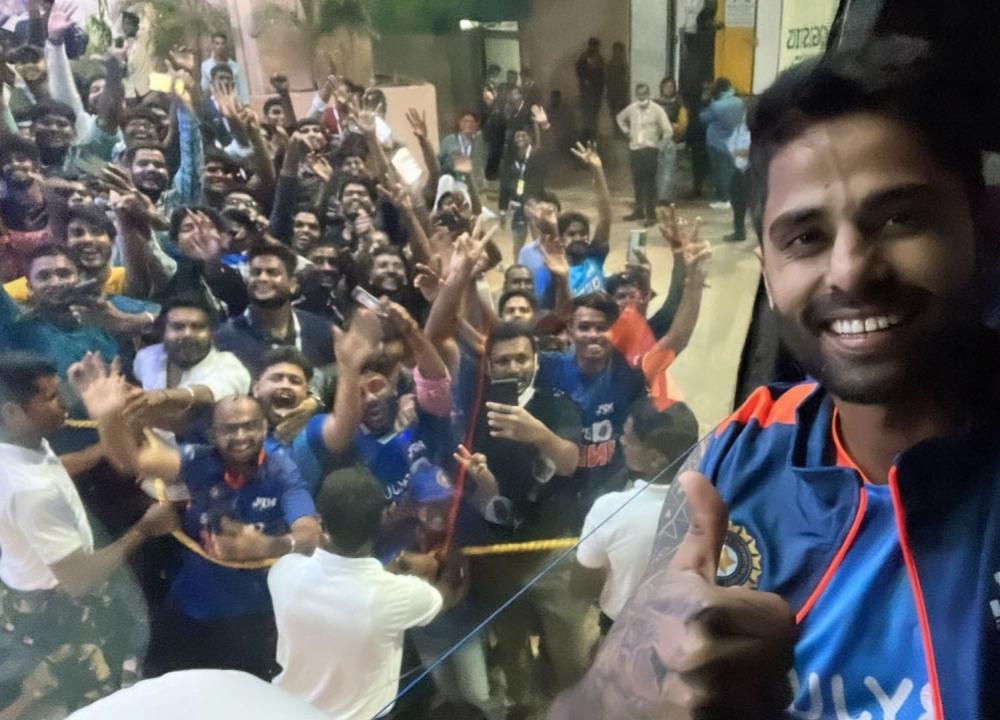 The Weekend Leader - Indian cricket team gets rousing welcome at Thiruvananthapuram airport