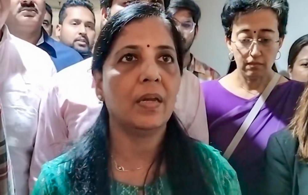 The Weekend Leader - Sunita Kejriwal Leads Emotional Roadshow in East Delhi, Highlights Husband's Plight in Prison