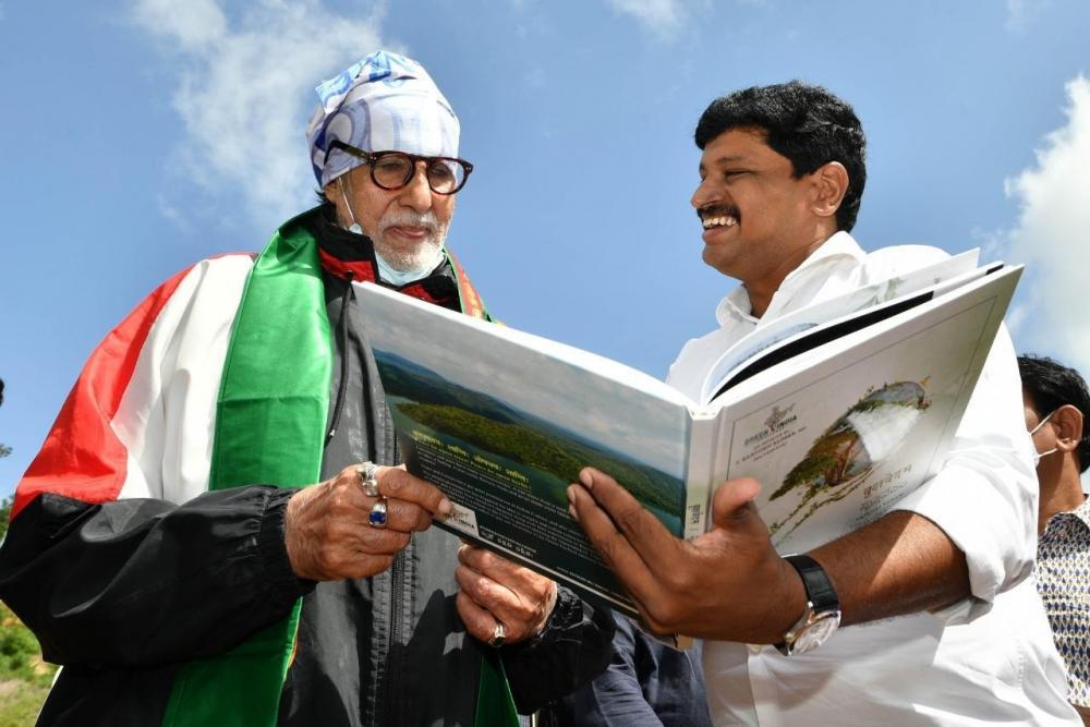 The Weekend Leader - Amitabh Bachchan takes part in Green India Challenge