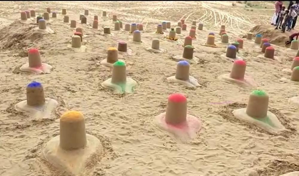 The Weekend Leader - Sand artist creates 108 colourful Shiva lingams in Pushkar