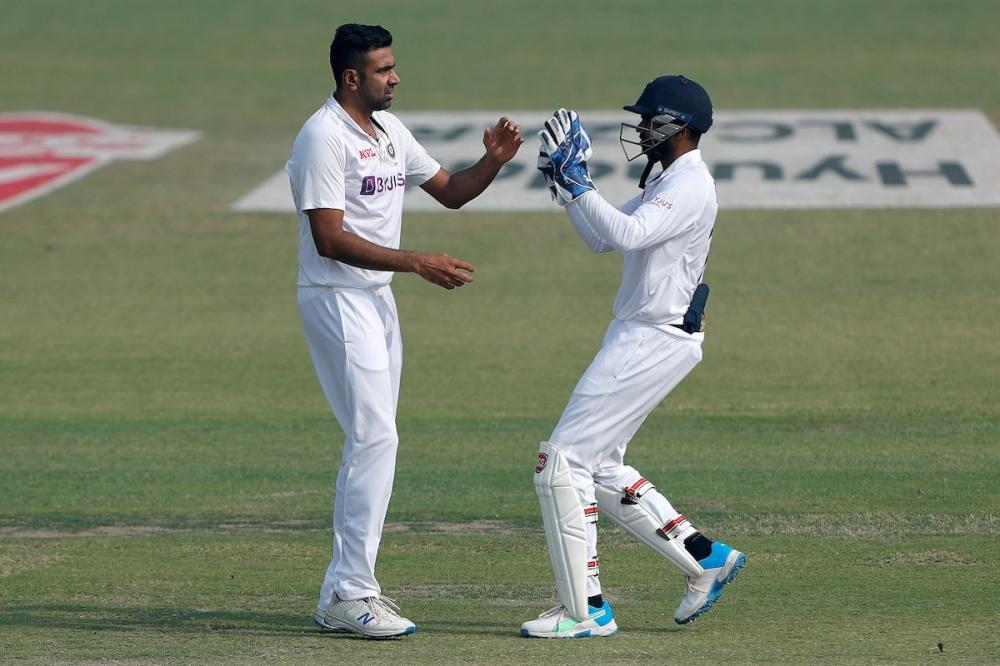 The Weekend Leader - IND v NZ, First Test: India take out Young and Williamson to keep NZ at 197/2