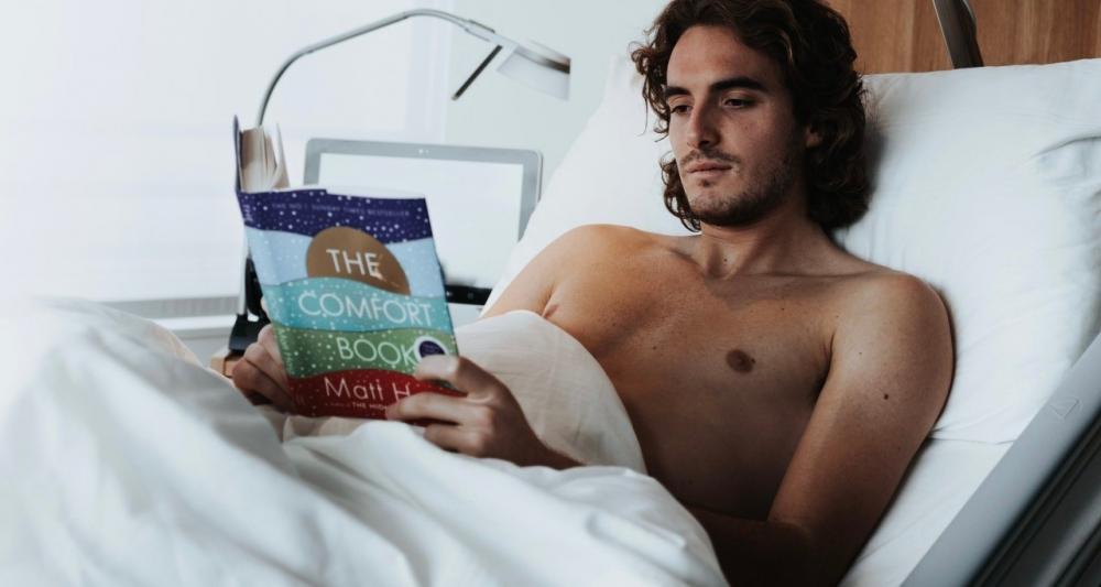 The Weekend Leader - Tsitsipas posts image of him in hospital with heavily-bandaged arm