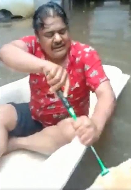 The Weekend Leader - Actor Mansoor Ali Khan's boat ride in Chennai floodwaters makes a splash