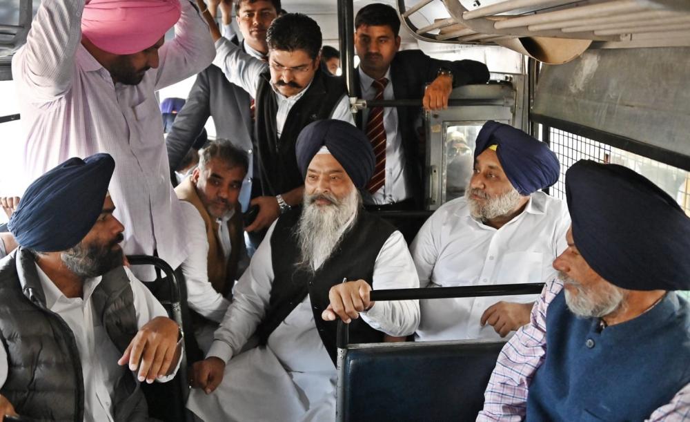 The Weekend Leader - Badal, Akali leaders court arrest in Chandigarh