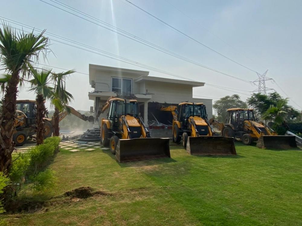 The Weekend Leader - Four illegal farmhouses razed in Aravalli region