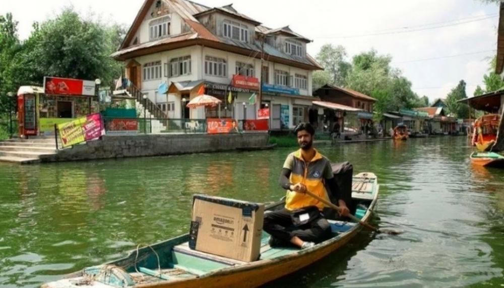 The Weekend Leader - Amazon Launches India's First 'Floating Space' Store on Dal Lake in Srinagar