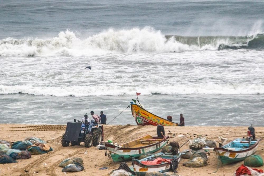 The Weekend Leader - Cyclone Montha Begins Landfall Near Kakinada; IMD Issues Red Alert