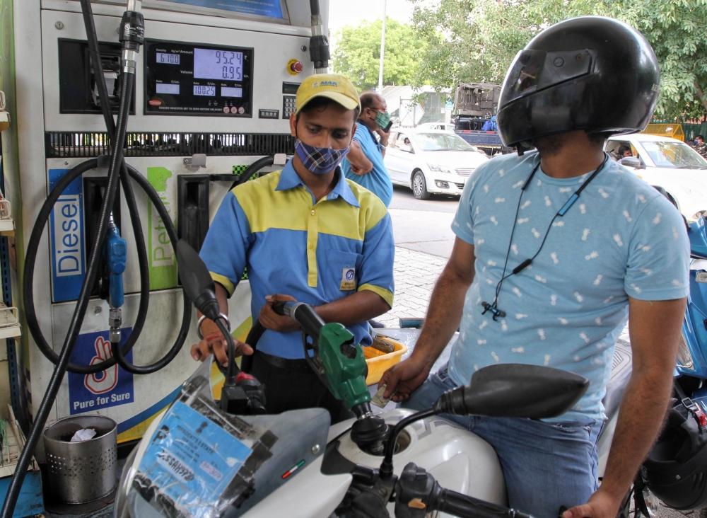 The Weekend Leader - Diesel, petrol prices unchanged since Diwali