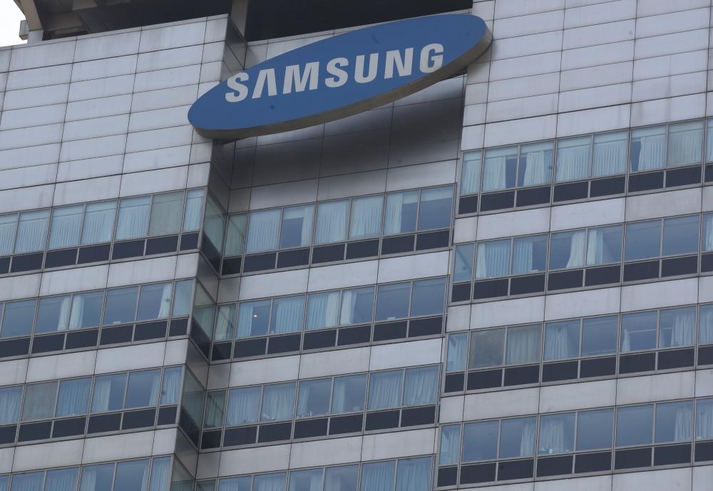 The Weekend Leader - Samsung reclaims top spot in smartphone sales in Feb